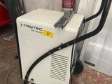 une petite machine qui se trouve dans le garage