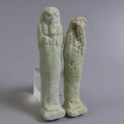 deux statues d'un homme et d'une femme debout l'une à côté de l'autre