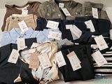de nombreux types de vêtements exposés sur une table