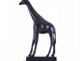 statue d'une girafe posée sur un socle, sur fond blanc