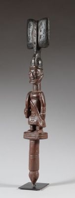 une image représentant une statue d'un homme avec un marteau sur la tête