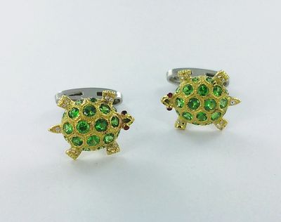 une paire de boutons de manchette en forme de tortue, verts et dorés