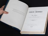 quelqu'un tient un livre ouvert sur une surface noire