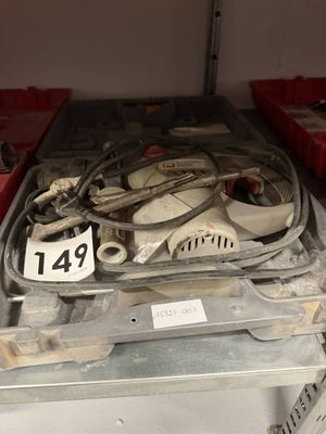 un grand nombre d'outils qui restent sur une étagère