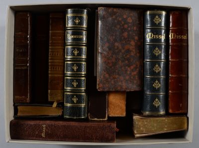 de nombreux livres dans une boîte blanche posée sur une table