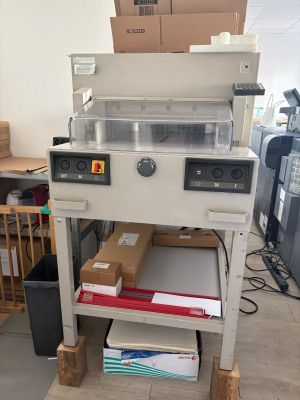 une machine posée sur une table dans une pièce