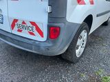 une camionnette garée sur le côté de la route