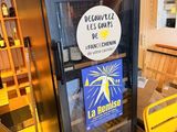 un réfrigérateur sur lequel est accrochée une affiche, dans une pièce