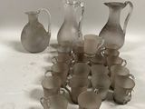 beaucoup de vases et de verres en verre sur la table