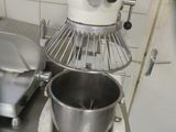 une photo d'une cuisine avec un mixeur et un saladier