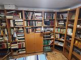 une pièce avec un lit, une étagère et une bibliothèque