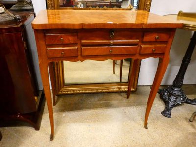 une petite table en bois sur laquelle se trouve un miroir