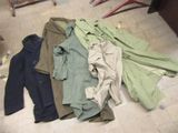 un tas de vêtements par terre, à côté d'une chaise