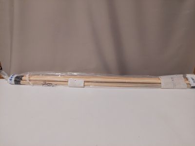 une photo d'une paire de baguettes de batterie posées dans une boîte