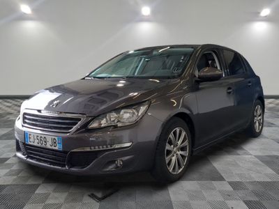 la voiture grise est garée dans le garage sur le sol en damier