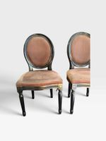 Suite de trois chaises en bois laqué noir, mouluré et sculpt… (photo 3)