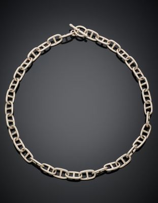 un bracelet à chaîne en argent avec des maillons et des fermoirs sur fond noir