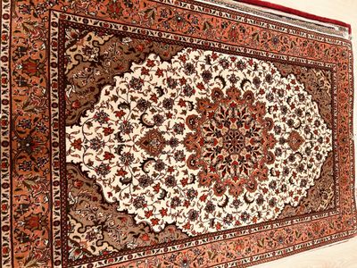 Tapis Iran Tabriz laine et soie fond blanc et rouge 150 x 10…