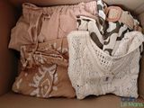 un carton rempli de vêtements et un sac