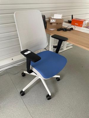 un bureau avec une chaise et un ordinateur dessus