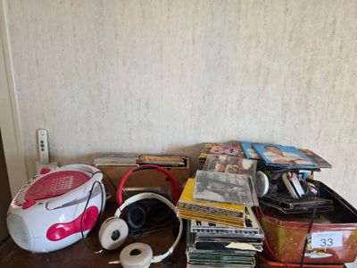 une pile de CD et d'écouteurs posée sur une table
