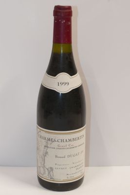 une bouteille de vin posée sur une table
