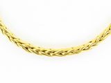 gros plan d'un collier en or sur fond blanc