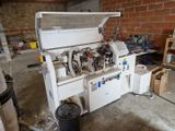 une machine qui se trouve dans un garage