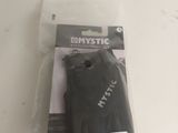 un sac en plastique contenant une paire de gants