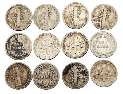 une image représentant une collection de pièces anciennes sur fond blanc
