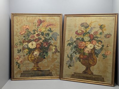 deux tableaux encadrés représentant des fleurs dans un vase posé sur une table