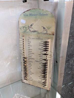 une vitrine en verre sur laquelle est affiché un menu