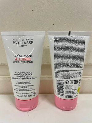 deux tubes de lait corporel posés l'un à côté de l'autre sur un plan de travail