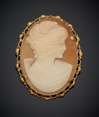 un camée ancien sculpté dans un coquillage, représentant une femme de profil