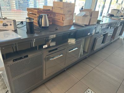 un grand plan de travail en inox sur lequel est posée une cafetière