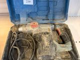 une boîte à outils contenant une perceuse et un cordon d'alimentation