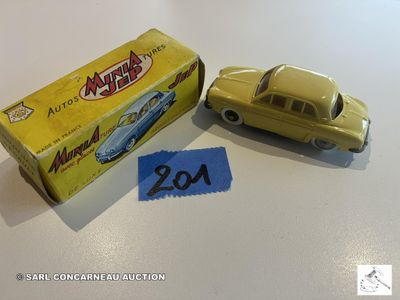 une petite voiture jaune posée à côté d'une boîte de bonbons