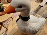 un canard posé sur une table dans une pièce