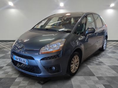 la photo d'une voiture bleue garée dans un garage