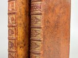une paire de vieux livres posés l'un sur l'autre