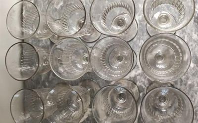 beaucoup de verres à vin vides posés sur le comptoir