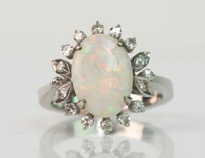 une bague en oplite et diamants