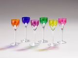 plusieurs verres à vin de couleurs différentes sont alignés