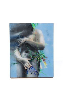 un tableau représentant une femme tenant un bouquet de fleurs
