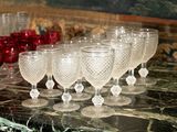 un grand nombre de verres à vin posés sur une table