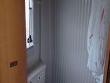 une petite salle de bains avec des toilettes et un rideau de douche