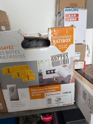 de nombreuses caisses de marchandises empilées les unes sur les autres