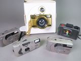 trois photos différentes d'un appareil photo et de quelques cartes