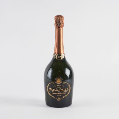 une bouteille de champagne sur fond blanc