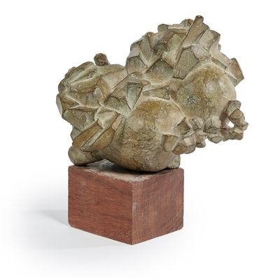 sculpture représentant un coquillage sur un socle en bois, sur fond blanc